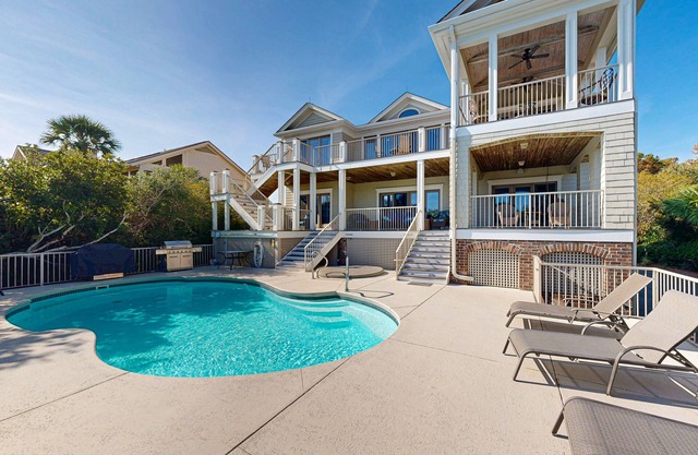 Maison luxueuse avec vue panoramique sur l'océan, ascenseur, piscine privée et bain à remous!