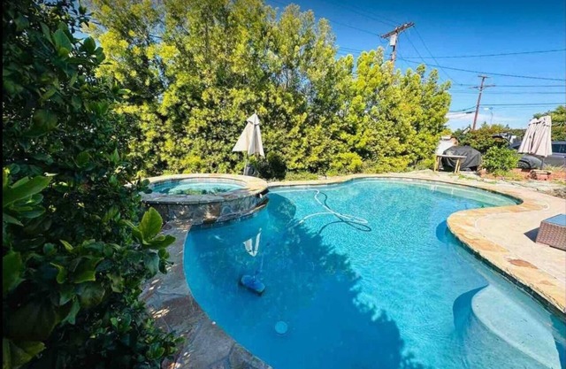 Charming 2-bedroom house in fantastic Los Angeles with WiFi, fitness room