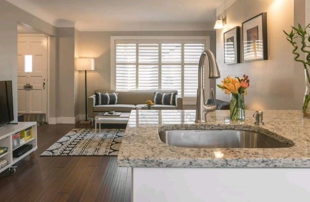 Magnifique au centre-ville de Royal Oak! Designer Home, Perfect Reviews, 2 salles de bain complètes!