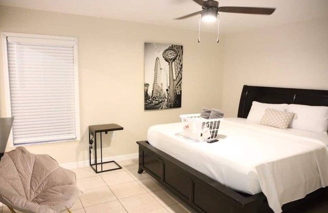 Gorgeous King Master Suite w/ private lavatory