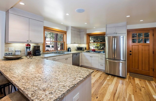 Magnifique NOUVEAU Knotty Pine Home sur Westshore avec accès à la plage et à la jetée