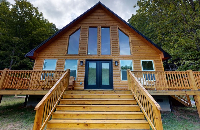 GORGEOUS LAKE FRONT CABIN - PRIVATE LAKE ACCESS-FISHING, KAYAKING, AND HIKING.