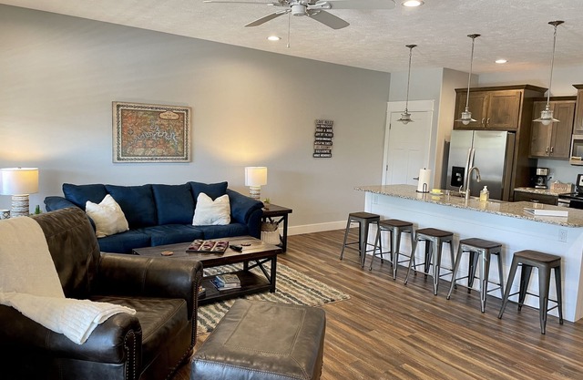 Gorgeous Lake Front Condo with Pool, Hot Tub & Boat Ramp - 30 Min from Branson
