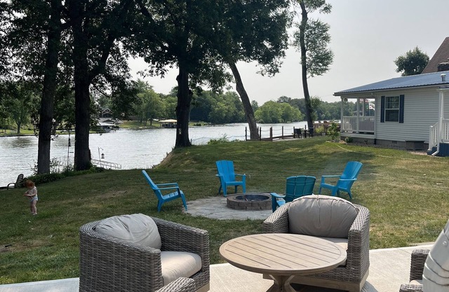 Superbe chalet au bord du lac. Profitez de ces nuits d'été sur le lac