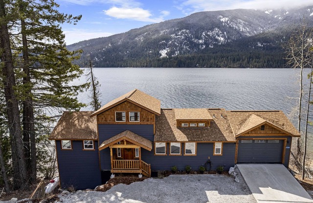 Gorgeous Lake house with private dock and Hot tub!