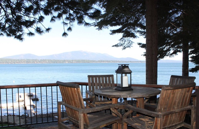 Lake Almanor West Lakefront Log Cabin (Accueil) LE LAC EST PLEIN