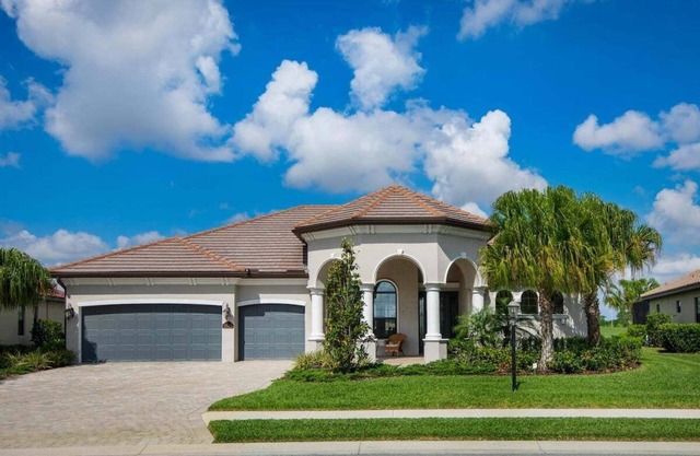 Gorgeous lakefront pool home with golf coarse view - Birdie