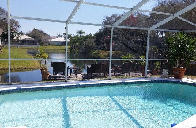 Superbe maison au bord du lac avec piscine, 2 trous, green, pour 10 personnes STYLE RESORT