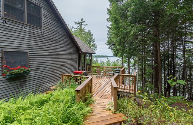 Superbe maison au bord du lac avec quai, canoë, kayaks et vue sur le lac / la forêt!
