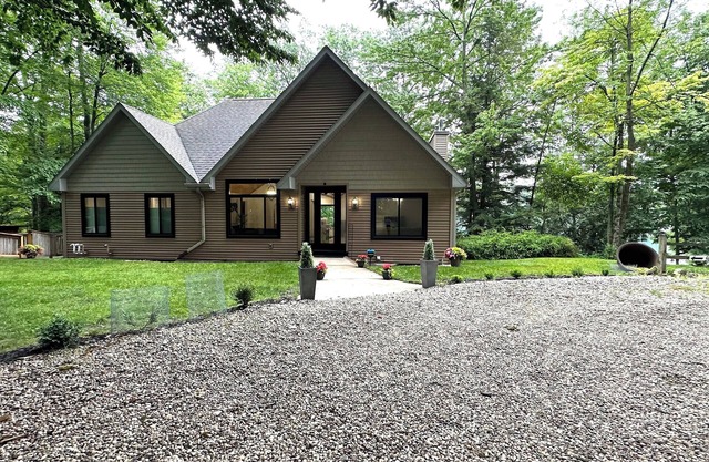 GORGEOUS LAKEFRONT HOME - lots of amenities! 20 min to Lake Michigan!