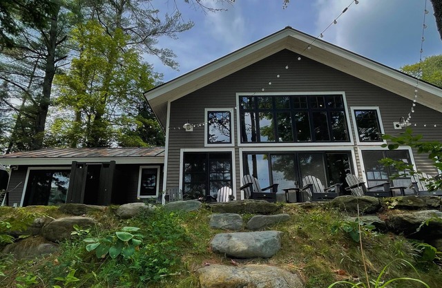 Magnifique maison au bord du lac sur le lot boisé privé, près de Stowe et Jay Peak