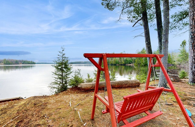 NOUVELLE LISTE! Magnifique lodge au bord du lac avec quai, terrasse, salle de jeux et foyer