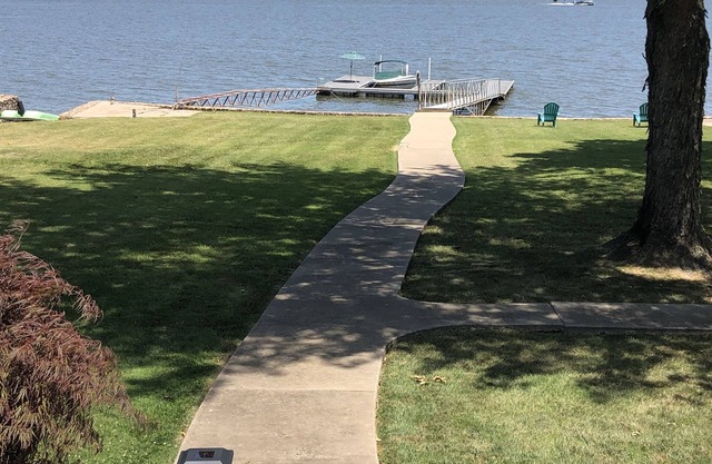 Gorgeous large home on waterfront property!!! Boating, fishing, golf, leisure!