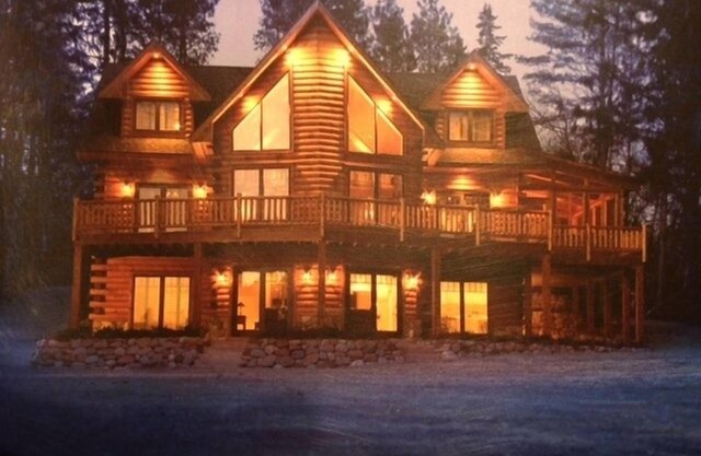 Superbe maison en bois rond et en verre sur un grand terrain au bord de l'eau ensoleillé, Waupaca Chain O 'Lakes