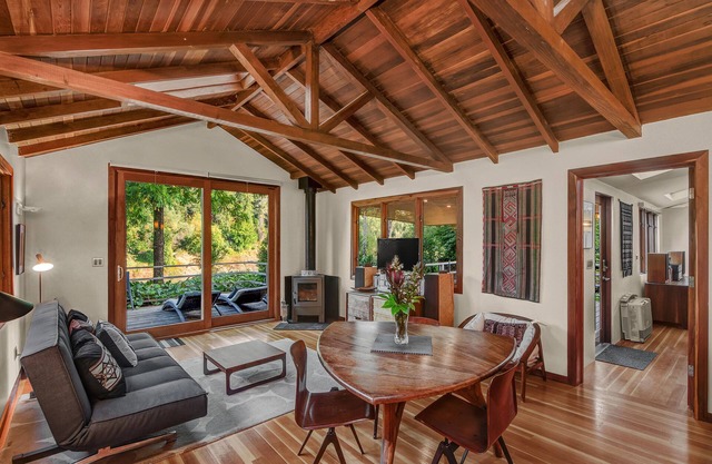 Cabine moderne luxueux riverain privé luxuriant magnifique avec sa propre plage