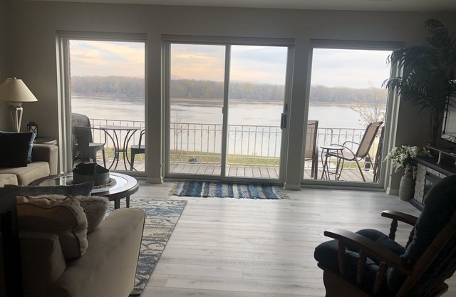 Gorgeous riverfront condo by lock and dam on the Mississippi