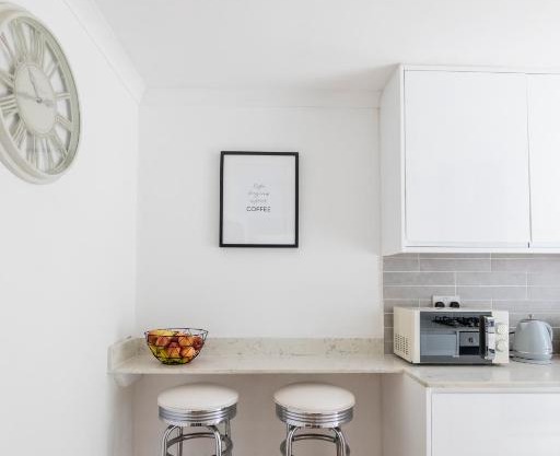Gorgeous Modern Apartment near Redhill Station inc Private Garden & Parking