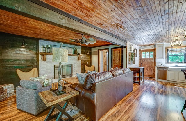 Gorgeous modern cabin with covered patio, firepit, full kitchen, & central AC