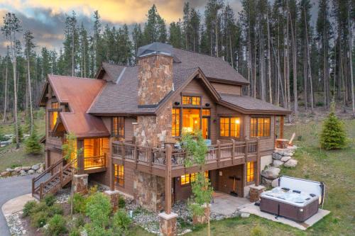 GORGEOUS modern estate private ski SHUTTLE! Hot Tub, hiking trail to town, fire pit, even a SONIC ice maker!