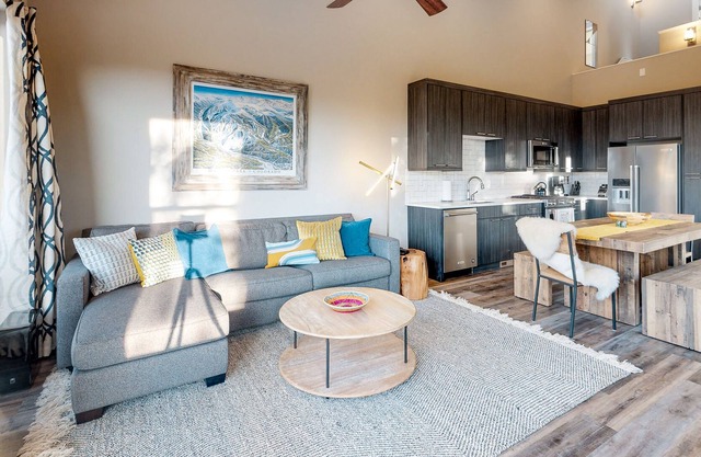Superbe maison moderne avec terrasse, cheminée, bain à remous privé avec vue sur la montagne!