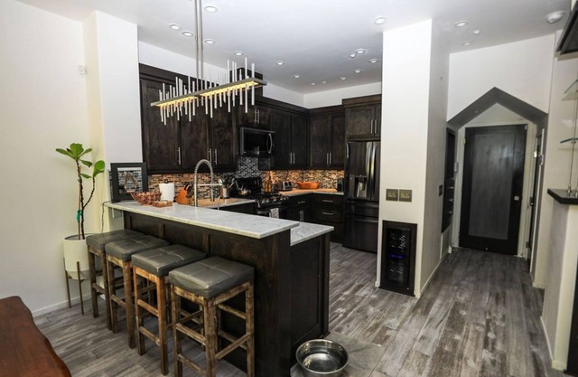 Gorgeous Modern Pet Friendly Condo close to everything