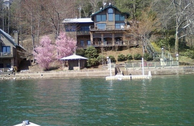 Gorgeous Mountain Home - Propriété au bord du lac
