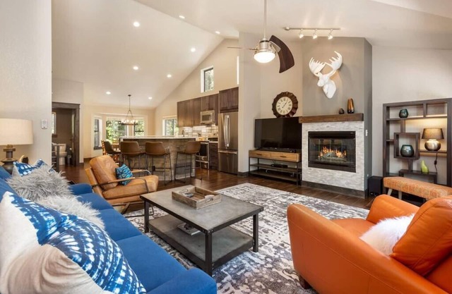 Mtn Modern End Unit Home: Marchez jusqu'aux ascenseurs! Spa privé, garage et terrasse, 3 très grands lits!