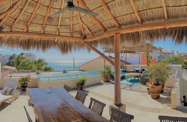 Vues magnifiques sur l'océan depuis la terrasse privée, la piscine, les planches de surf, les SUPs et la femme de ménage