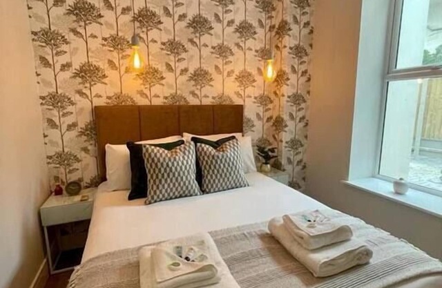 Gorgeous New 1-Bed, Town Centre, Parking & Garden