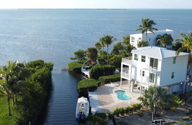 NOUVELLE CONSTRUCTION ........ Vue sur l'océan, piscine chauffée privée, quai pour bateaux .... PURE SERENITY!