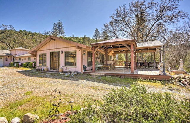 Gorgeous Oakhurst Retreat w/ Swimming Hole!