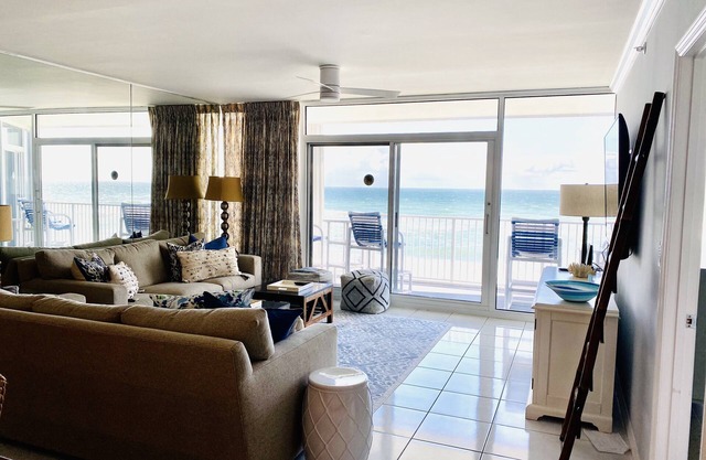 Gorgeous Oceanfront 3 Bed/3 Bath-Feels Like You Are Floating On the Water!