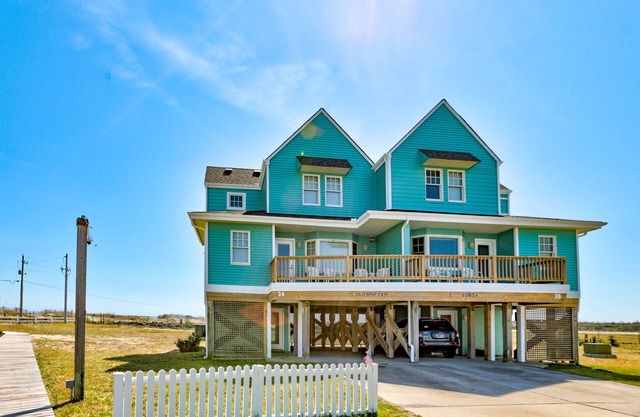 Gorgeous ocean-view townhouse with central AC, private W/D, patio, & pool access