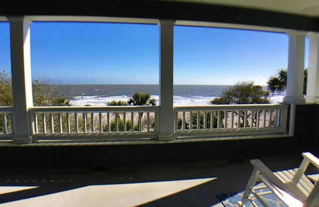 Oceanfront 6 chambres, 6 salles de bain maison dans une communauté fermée sur Edisto. Magnifique!