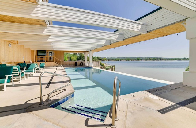 Gorgeous Onekama Condo w/ Pool & Lake Access!