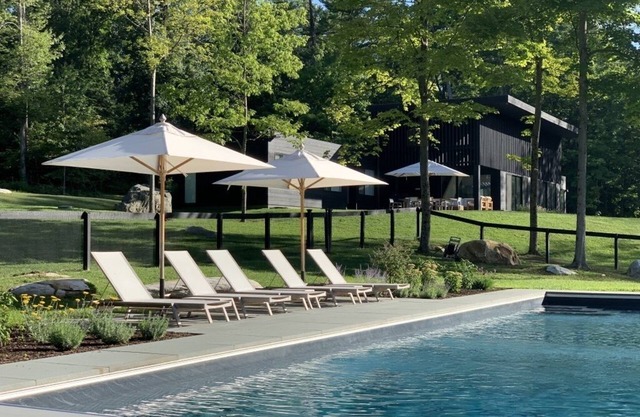 Luxueux domaine moderne avec piscine chauffée, bain à remous et au bord du lac!