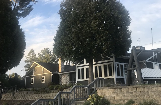 Superbe chalet rénové sur l'eau