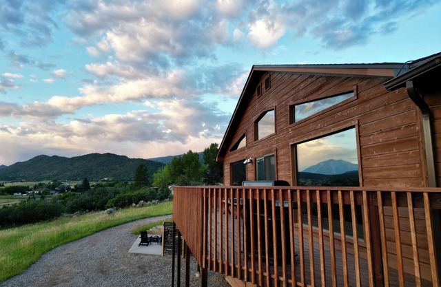 Gorgeous Retreat with Mountain Views, Open Living, Bunk Room, Game Room, Hot Tub