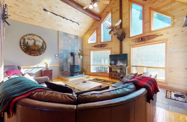 Gorgeous riverfront home with private hot tub/deck/free WiFi/full kitchen