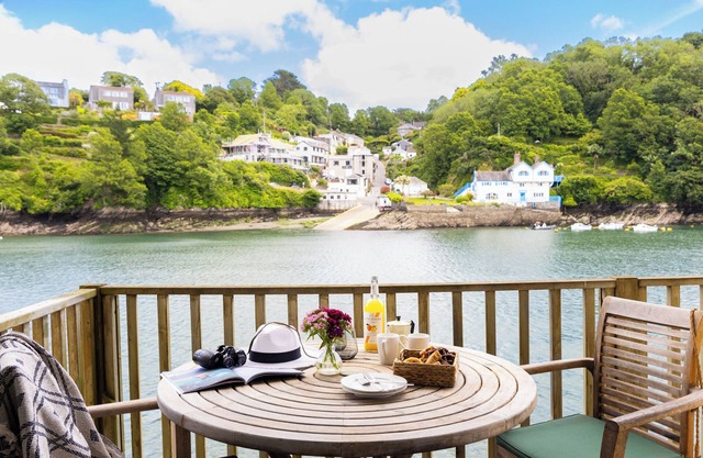 Gorgeous riverside apartment with balcony in Fowey