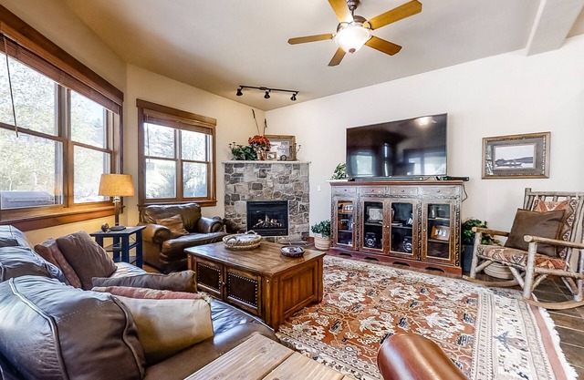 Gorgeous & roomy townhouse with pool, hot tub, chef's kitchen, & mountain view
