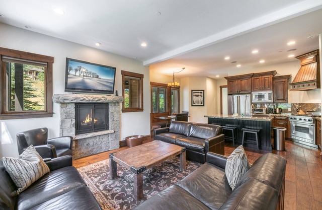 Gorgeous Rustic Townhome, Private Hot Tub, Walk to Lifts, Amenities Galore!