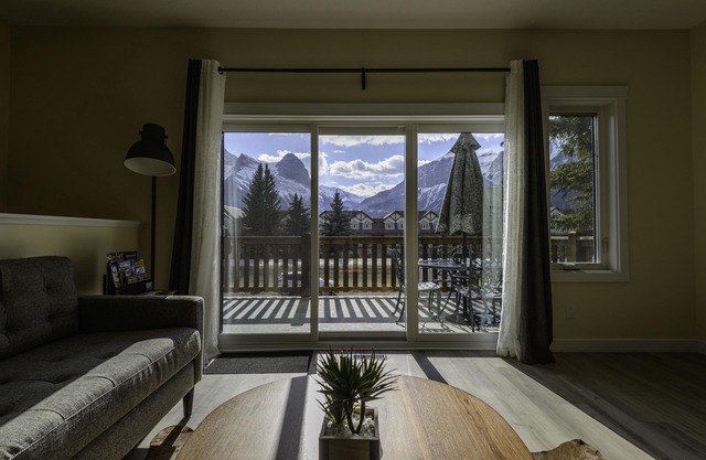 Gorgeous south facing 3BDR townhome!