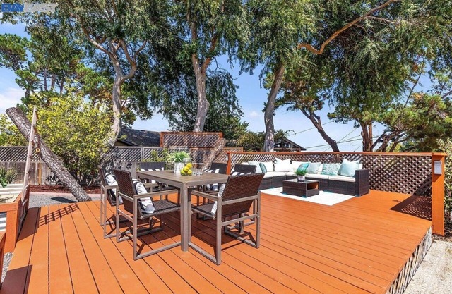 Gorgeous Spacious Peninsula Home with Bay Views