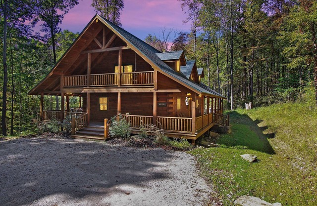 Gorgeous Starry Knight Lodge next to the Hocking Hills State Forest; Sleeps 12