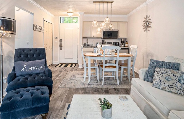 ♛ Vues magnifiques sur le coucher de soleil ♚ @ The Shores Lakeview ☀ Condo