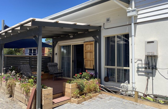 Gorgeous Tiny home/Loft conversion, large deck, sea views, BBQ, use of pool