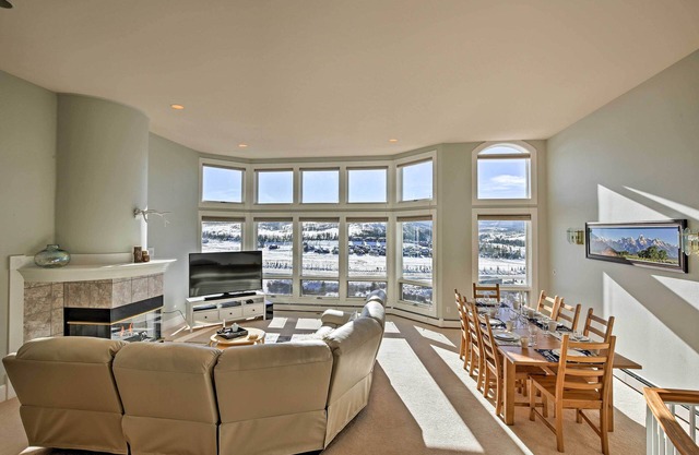 3BR Townhome surplombe la vallée du Fraser et le parc d'hiver