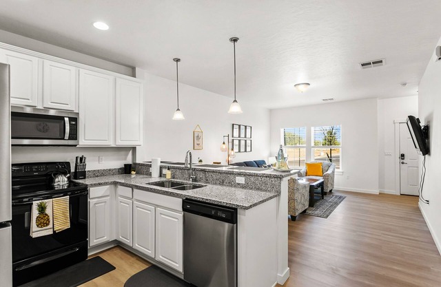 Gorgeous & Trendy Townhome Near The Village (89)