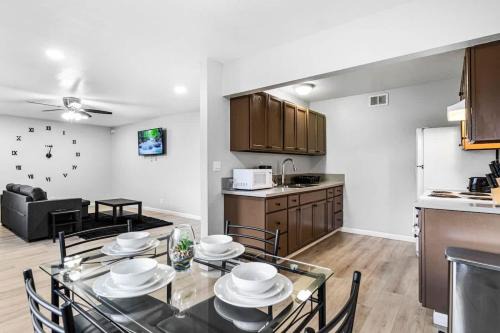 Gorgeous Two Bedroom Sleeps 6! Close to Strip!